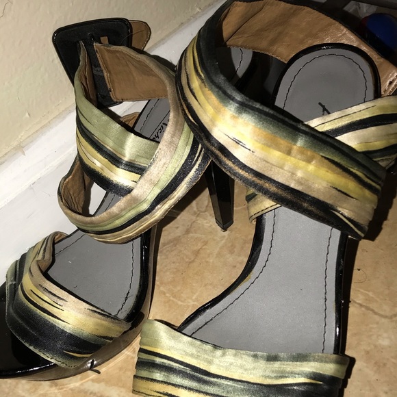 Really cute ankle strap Ombre heels! - Picture 2 of 4